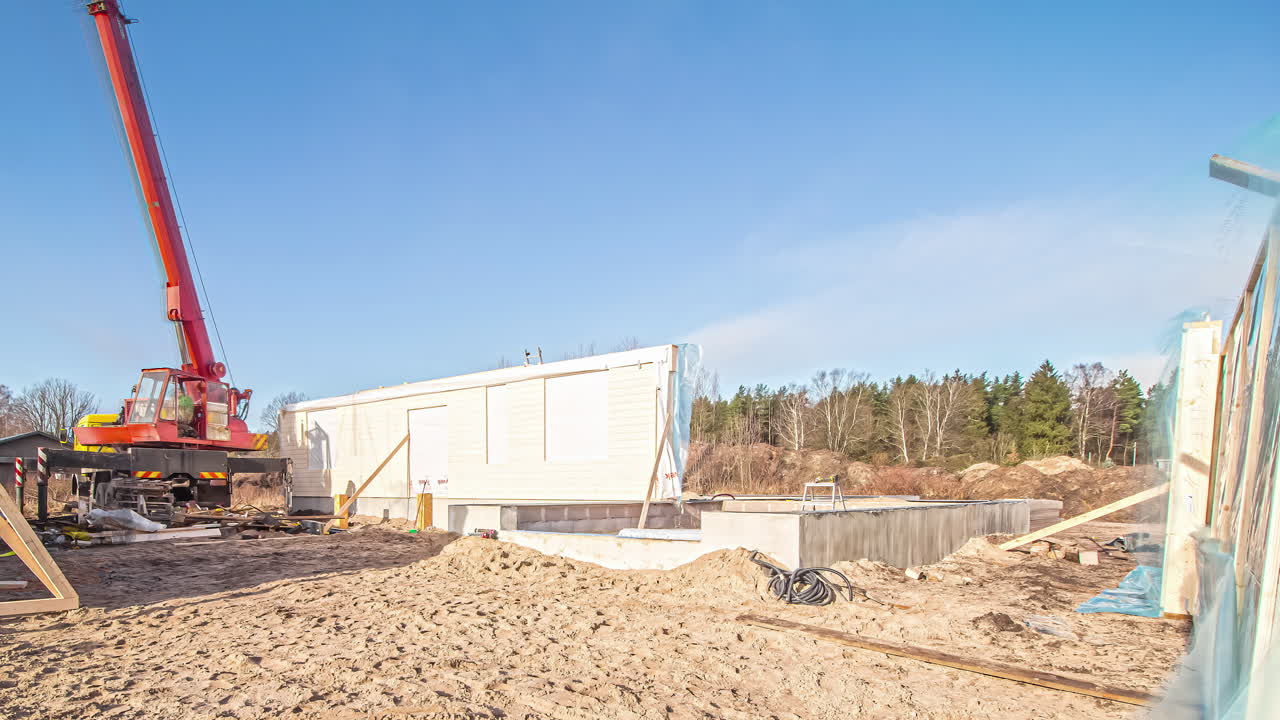 lapso de tiempo de los trabajadores de la construcción, ensamblando materiales de construcción preformados utilizando maquinaria pesada