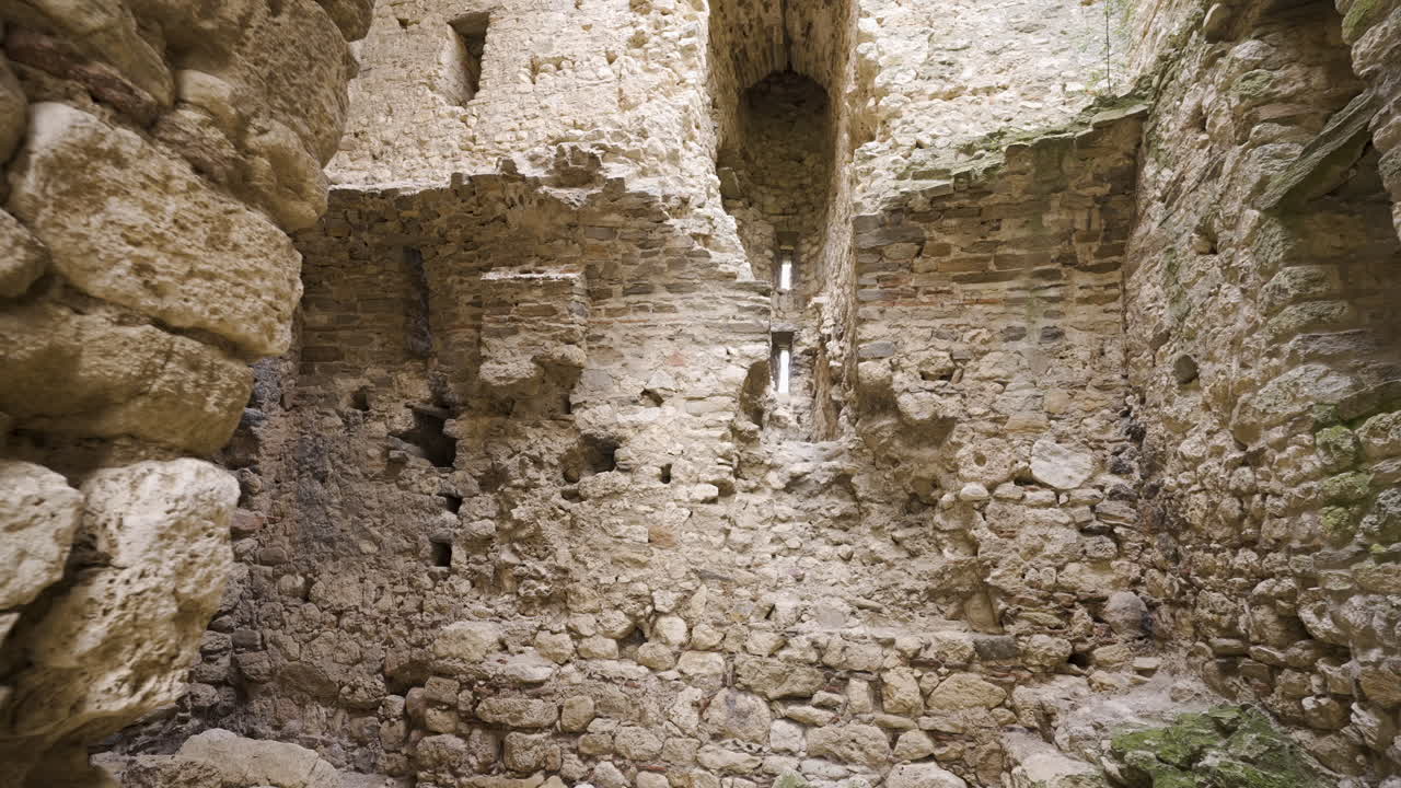 POV walk inside Bukelon Fortress near Matochina: entry, central hall, tilt to the vault, rough stone walls and narrow arrow slits. Tradition says Baldwin was held here