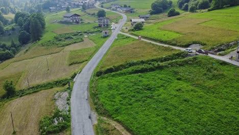 Vista-Aérea-De-Caminos-Desolados-Rodeados-De-Prados-Verdes-En-La-Región-Rural-De-Los-Alpes-Cotianos,-En-La-Frontera-De-Italia-Y-Francia.