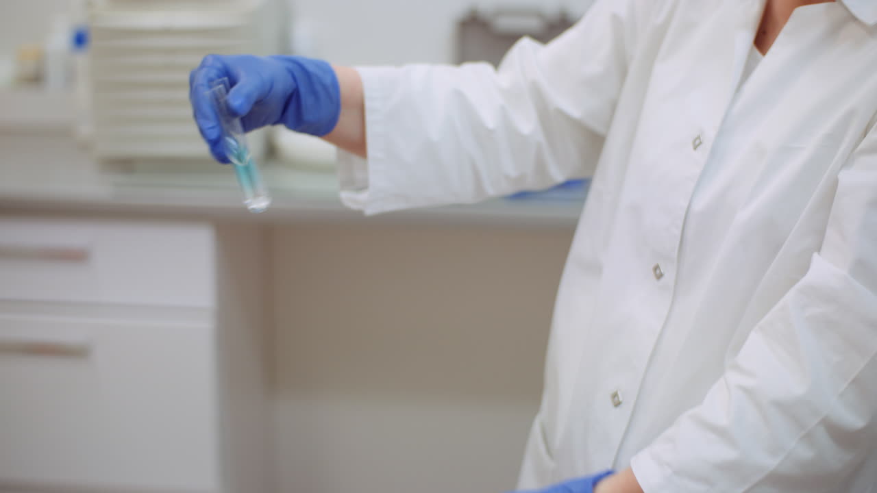 retrato de una científica con una pipeta analiza un líquido para extraer el adn en el laboratorio 7