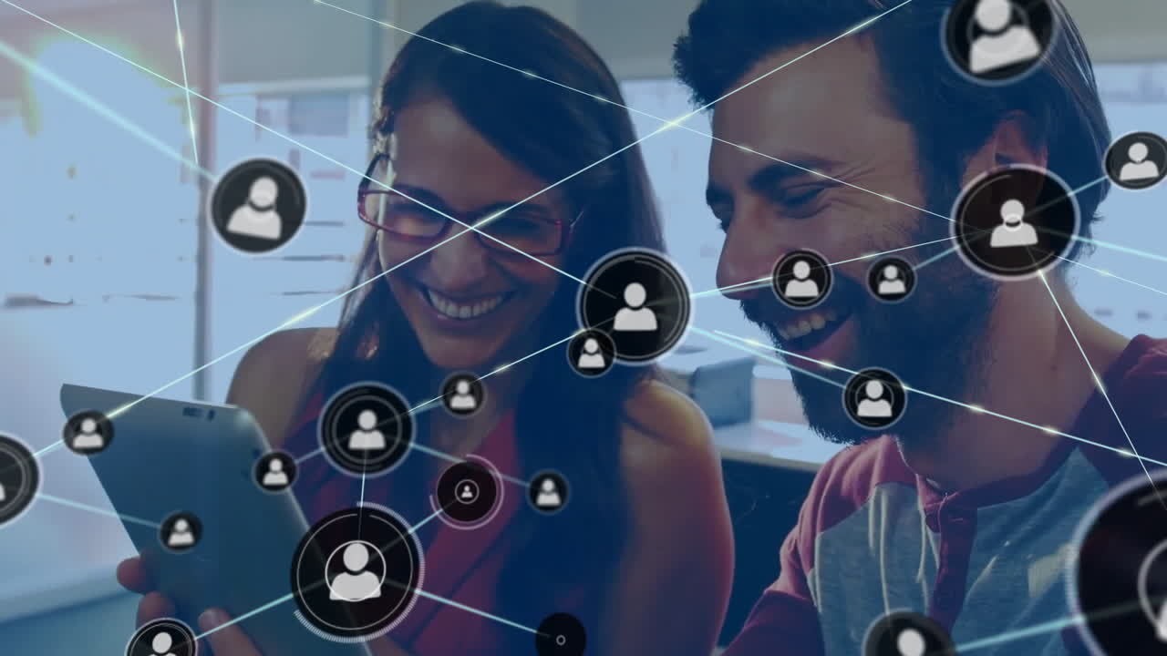 animación de la red de conexiones con personas iconos sobre diversas personas de negocios con tableta