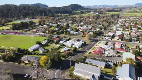 Historisches-Gebäude-Des-Cornish-Pumphouse,-Der-Kirche-Und-Der-Häuser-In-Der-Stadt-Waihi,-Neuseeland