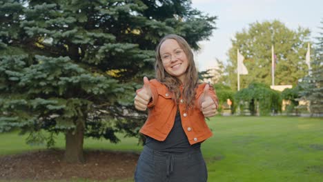 acogiendo a una chica danesa difundiendo positividad dando pulgares hacia arriba al mundo