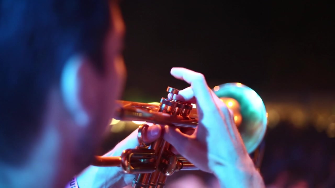 Trombettista che suona a un concerto notturno sul palco