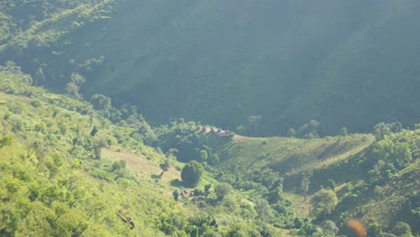 Una-Pequeña-Comunidad-Tribal-De-Cabañas-En-Un-Valle-En-El-Remoto-Desierto-Del-Este-De-África.