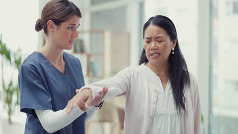 fisioterapia, mujer y cliente con dolor