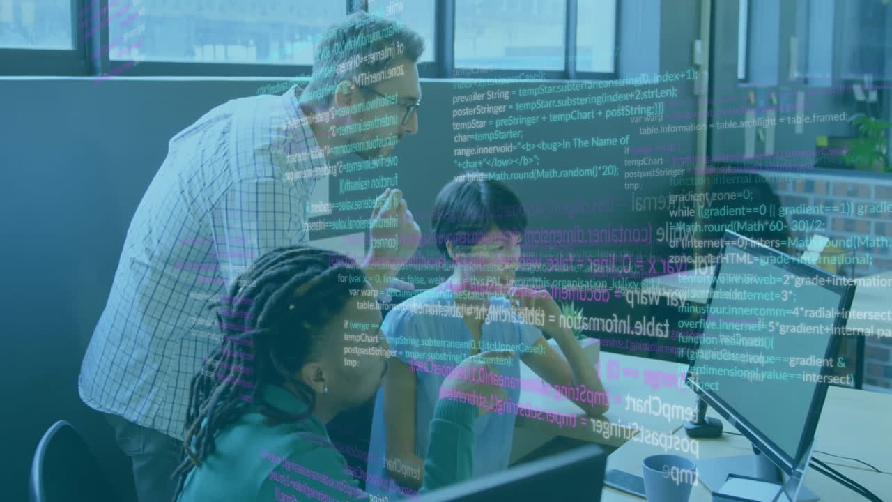 사무실에서 컴퓨터를 사용하는 다양한 동료에 대한 데이터 처리의 애니메이션