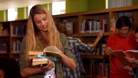 estudiante sonriente leyendo libros