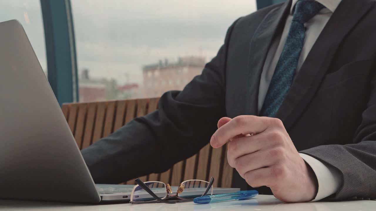 메모를 취하거나 계약서에 서명하는 사업가, 펜과 문서, 공식적인 재을 입은 사람. 가까운 손