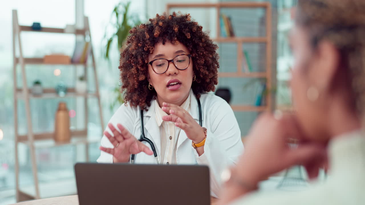 servicio, apoyo y médico hablando con una mujer