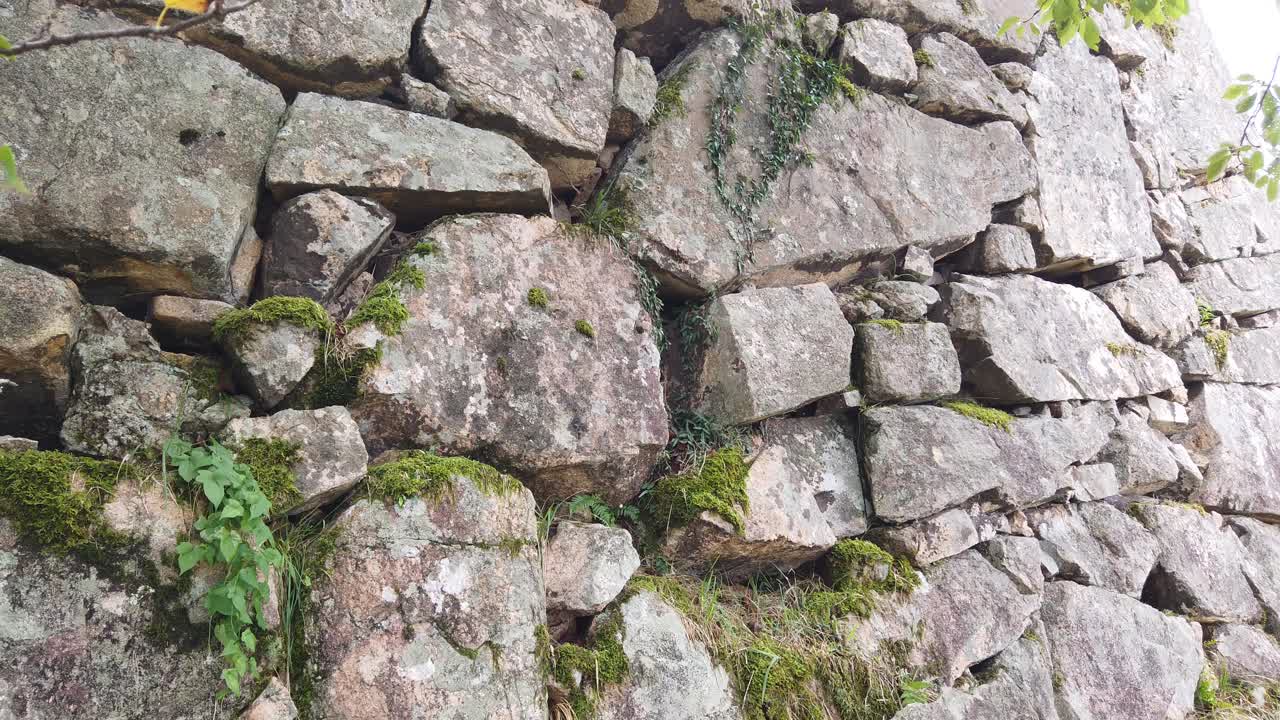 석벽 질감, 타케다 성 폐허, 일본, 바위와 잔디 사이의 랜드마크 여행 목적지 아사고 효고