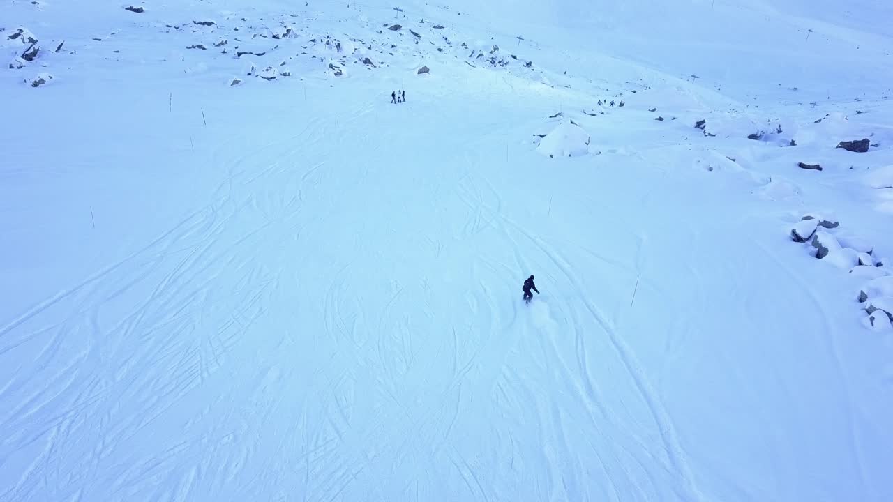 vista aérea de esquiadores en una ladera nevada de la montaña