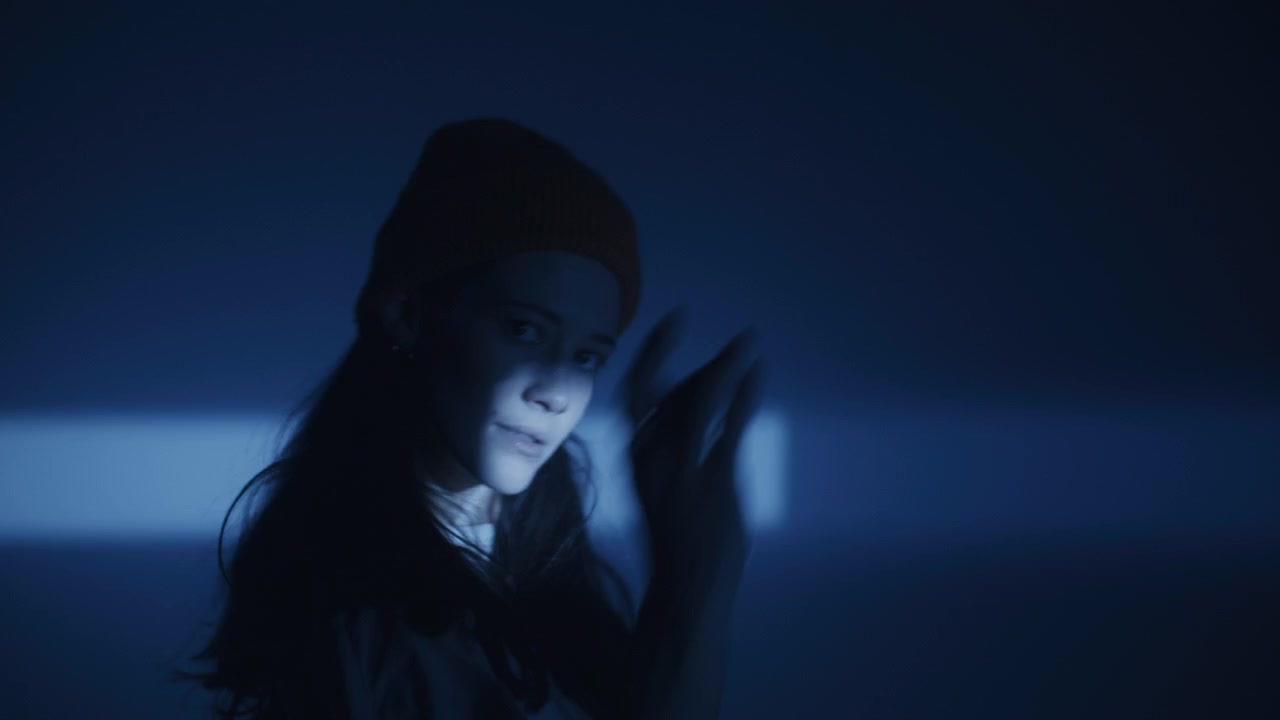 Donna con cappello arancione, ritratto in studio