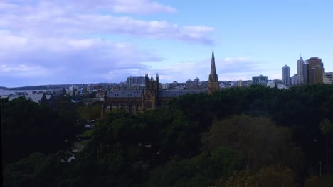 Un-Lapso-De-Tiempo-Tomado-Desde-Nuestra-Habitación-De-Hotel-En-Cuarentena-En-El-Piso-13-Con-Vista-A-Hyde-Park-Y-La-Catedral-De-Santa-María