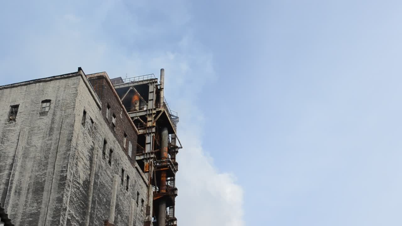 Instalação industrial com fumaça