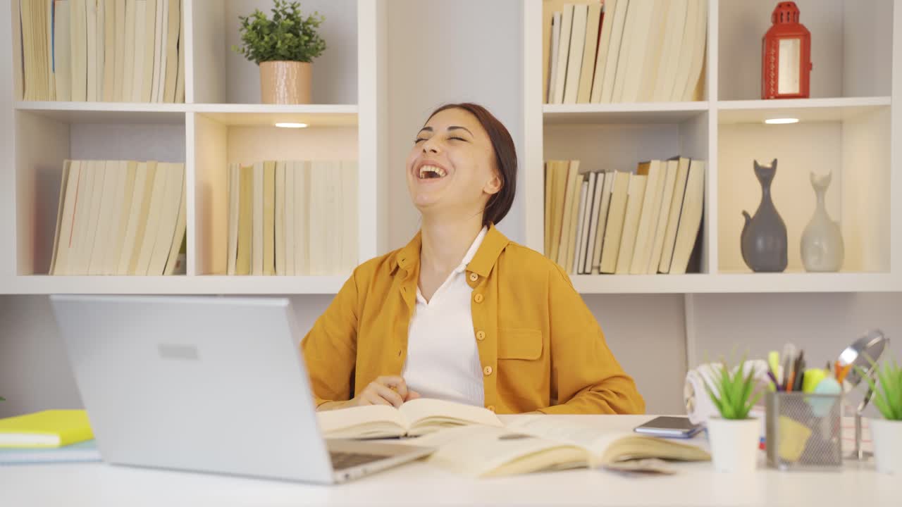 정신질환을  ⁇ 고 있는 여성 학생이 기분이 좋지 않습니다.