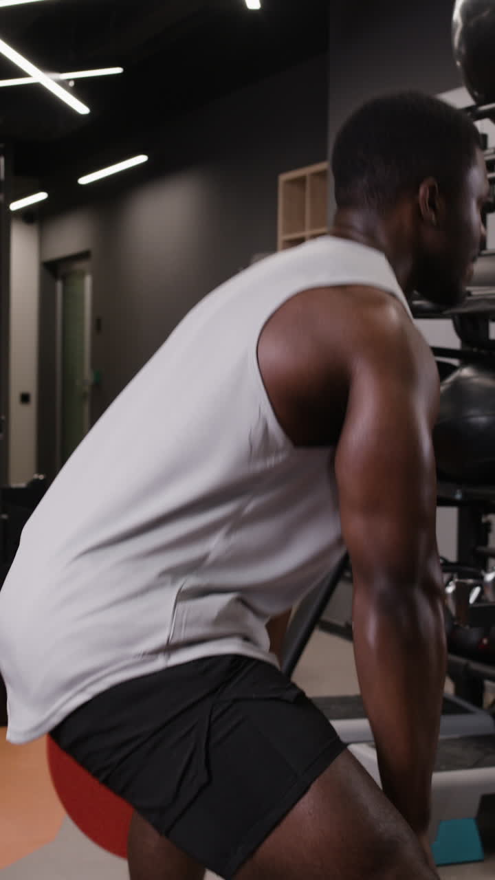 hombre levantando pesas en el gimnasio