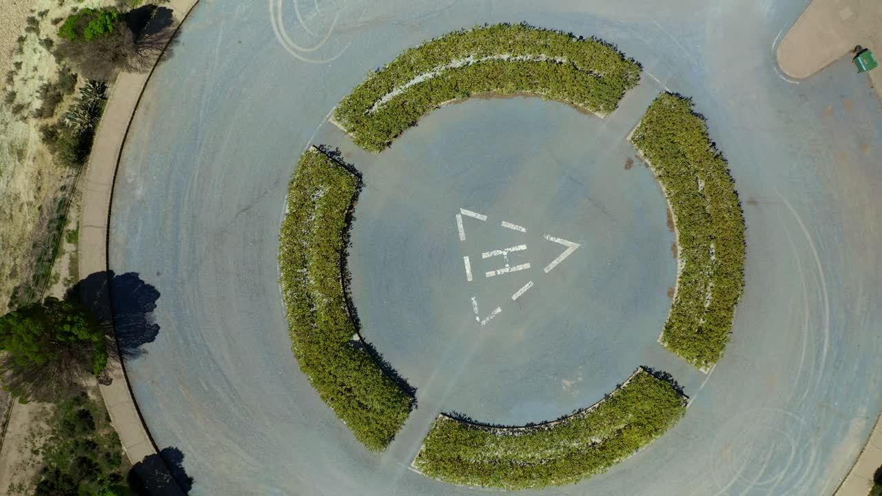 intersección de rotonda en terreno de los suburbios
