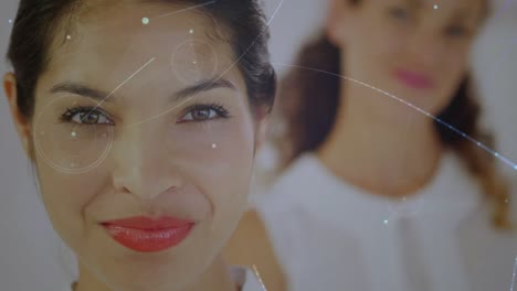 animación de la red de conexiones sobre mujeres diversas sobre un fondo blanco