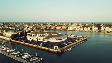 Ariel-Of-Harbourfront-Restaurant-In-Stone-Harbour,-New-Jersey-Während-Der-Goldenen-Stunde