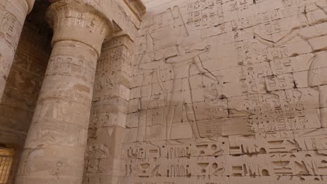 Reliefs,-Die-Von-Der-Alten-ägyptischen-Zivilisation-Aus-Sandstein-Gehauen-Wurden-–-Totentempel-Von-Ramse-III.-In-Medinet-Habu,-Thebanische-Nekropole,-Ägypten