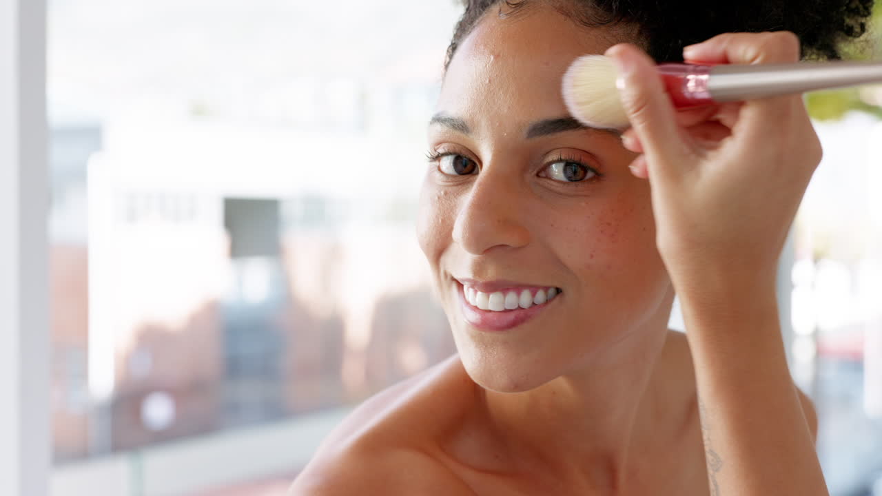 maquillaje, influencer o mujer negra con masaje facial