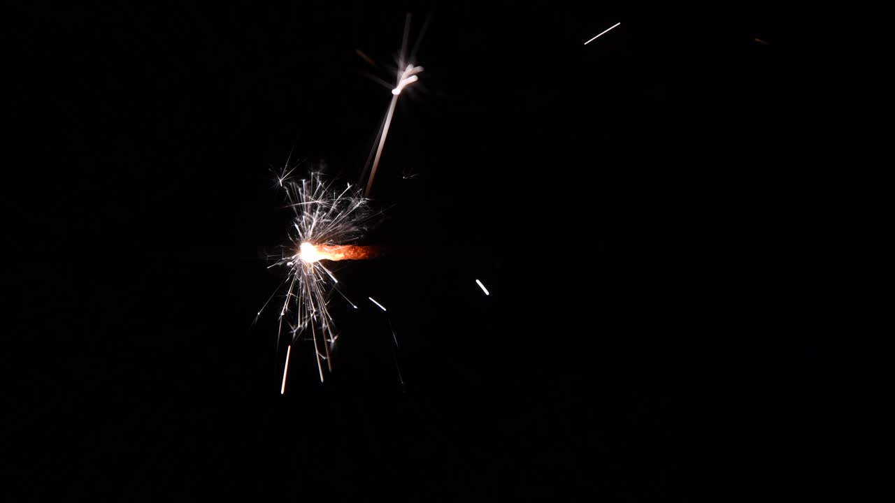 una chispa ardiente sobre un fondo negro