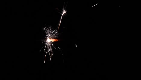 una chispa ardiente sobre un fondo negro