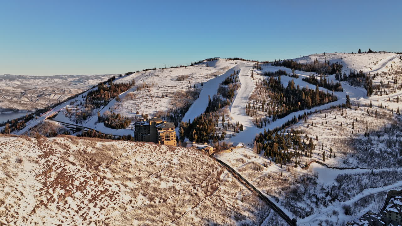 park city utah antena v18 hermoso paisaje invernal, dron cuesta arriba sobrevuelo deer valley resort hilltop ski lodge capturando vistas prístinas e idílicas a la montaña - filmado con mavic 3 cine - febrero de 2022