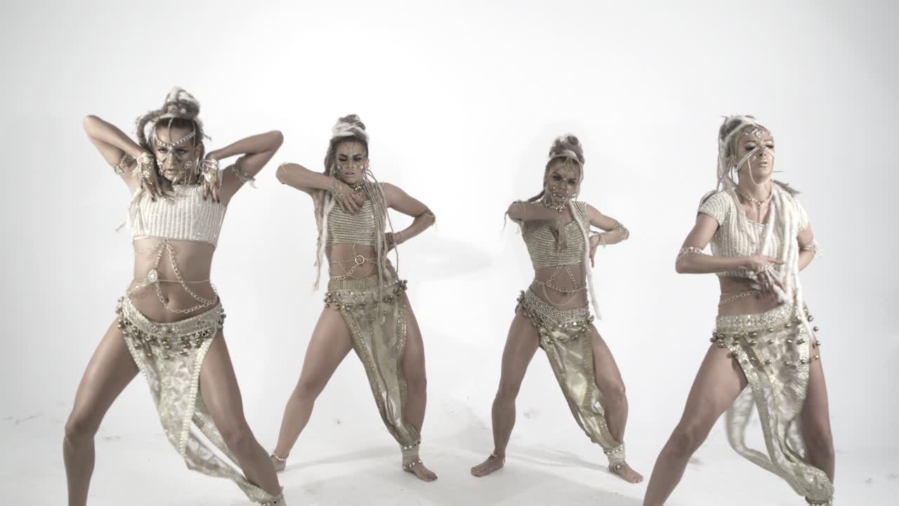 bailes orientales modernos y glamurosos sobre un fondo blanco