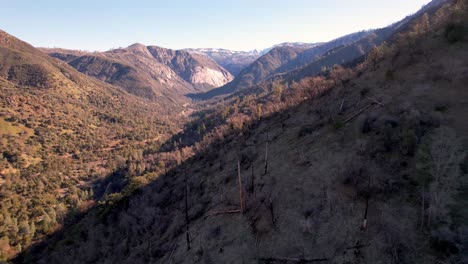 Lauffeuer-Bleibt-Im-Vordergrund-Mit-Yosemite-Nationalpark-Im-Hintergrund-Luftauszug,-Videoaufnahme-Aus-Dem-Sierra-National-Forest