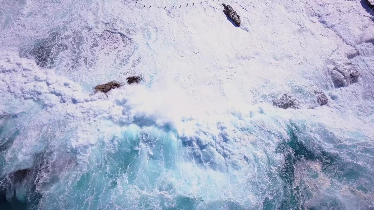 fuertes olas del océano rompiendo en el rockpool hermoso drone inverso disparado desde arriba
