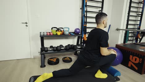 toma rotatoria de la cara de un hombre a un perfil amplio para mostrar cómo estira las piernas antes de un entrenamiento