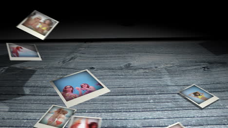 fotos instantáneas cayendo sobre tablas de madera