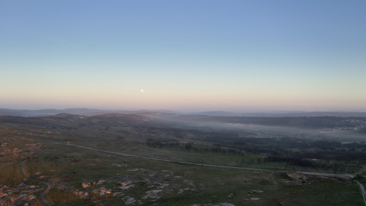 hermoso camino, cruzando una montaña en una mañana brumosa