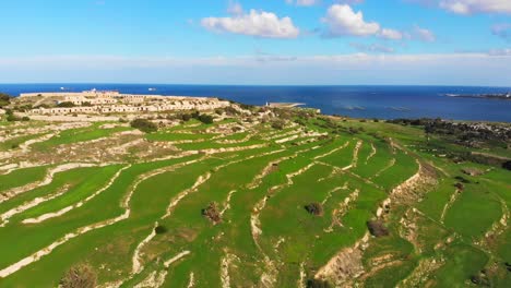 video aéreo de drones de malta, área de selmun en un soleado día de otoño