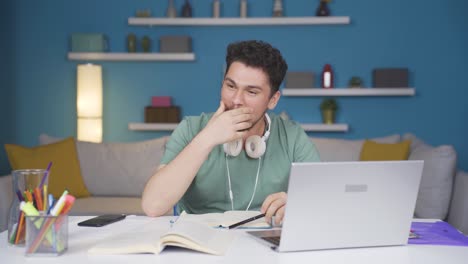 un estudiante divertido y alegre.