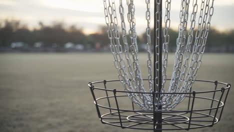 Disc-Golf-Korb-In-Einem-Offenen-Feld-Hintergrund