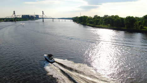 180-Flug-über-Ein-Schnellboot,-Das-Eine-Alte-Fachwerkbrücke-Enthüllt