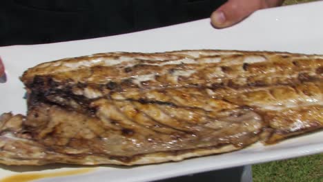 Frisch-Servierter-Gegrillter-Fisch-Auf-Platte