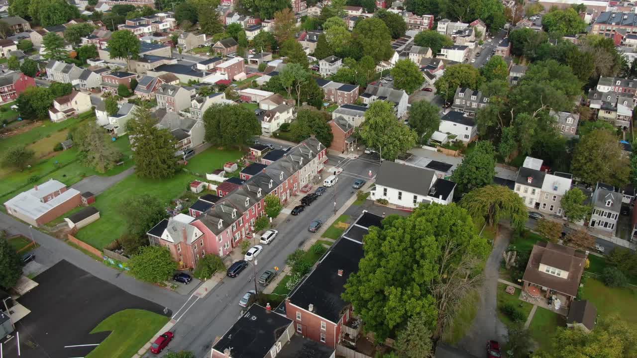 antena descendente en la sección de casas adosadas en ciudad urbana en estados unidos