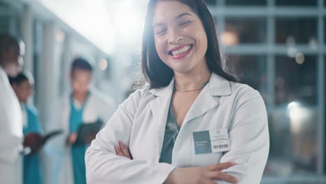 mujer, cara y médico con los brazos cruzados