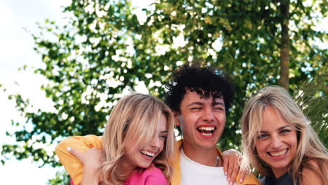 tres amigos riendo al aire libre