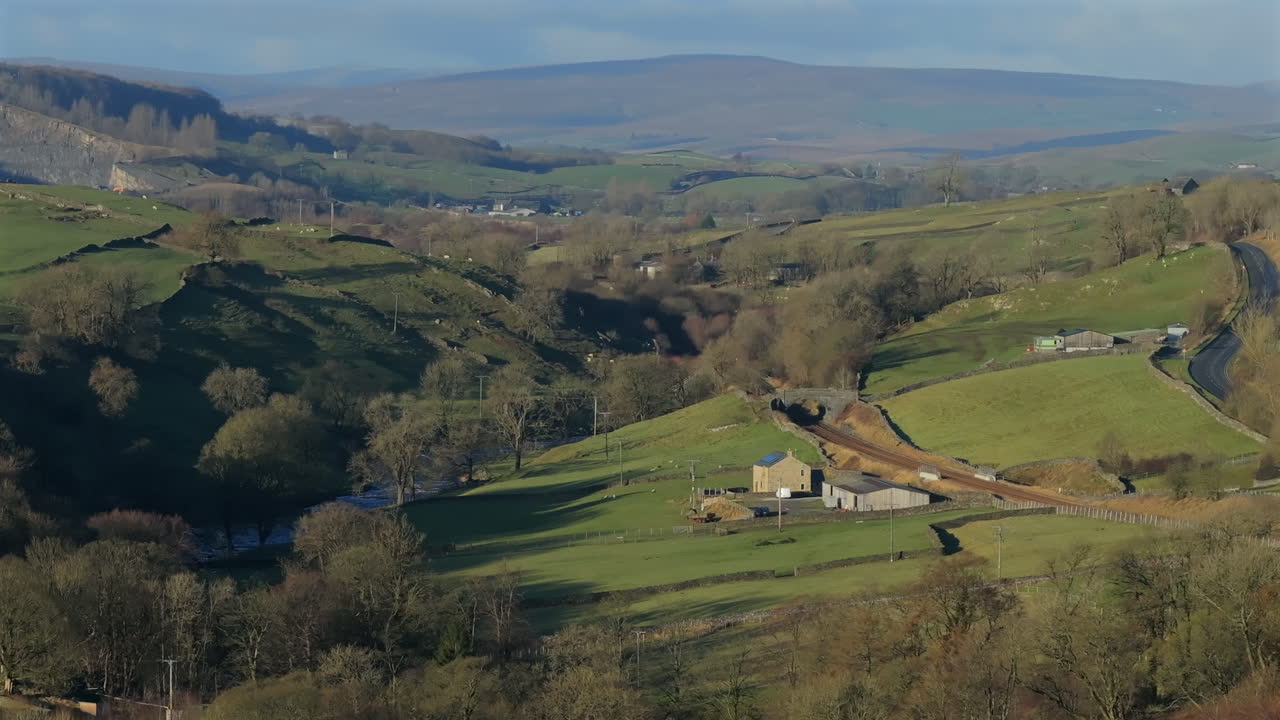 estableciendo una toma de avión no tripulado del paisaje de yorkshire dales con árboles invierno