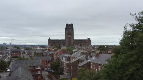 drohnenschuss nähert sich der kathedrale von liverpool