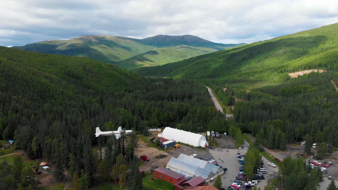 video de drones de 4k de montañas alrededor del complejo de aguas termales de chena cerca de fairbanks, alaska durante el verano