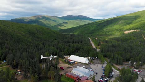 4K-Drohnenvideo-Von-Bergen-Rund-Um-Das-Chena-Hot-Springs-Resort-In-Der-Nähe-Von-Fairbanks,-Alaska-Im-Sommer