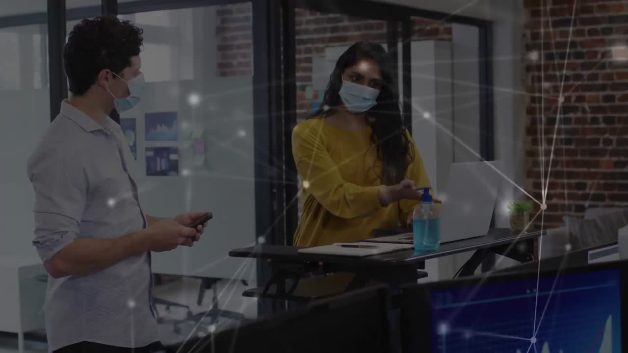 사무실에서 함께 토론하는 다양한 사무실 동료들에 대한 연결 네트워크