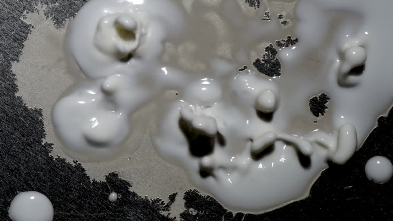 덩어리 모양의 덩어리가 떨리는 돌출부를 자라며 일부 물질을 날아다니는 구체로 던집니다.