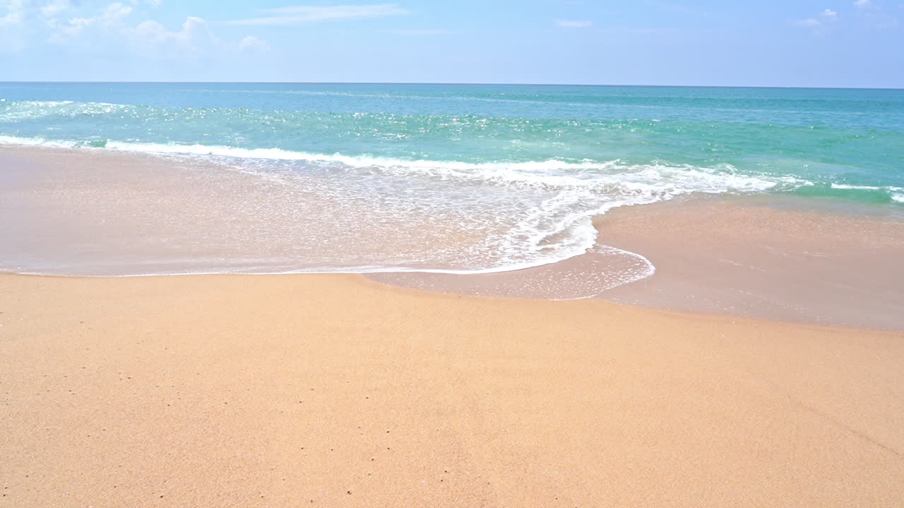 큰 파도가 모여 물과 바다 거품을 해변으로 씻습니다.